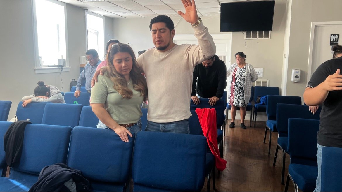 Un matrimonio orando junto a la congregación