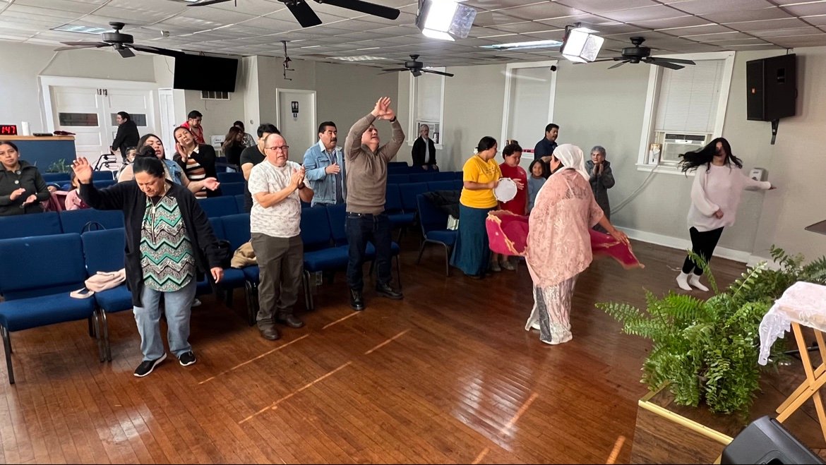 La congregación adorando con danza y pandero